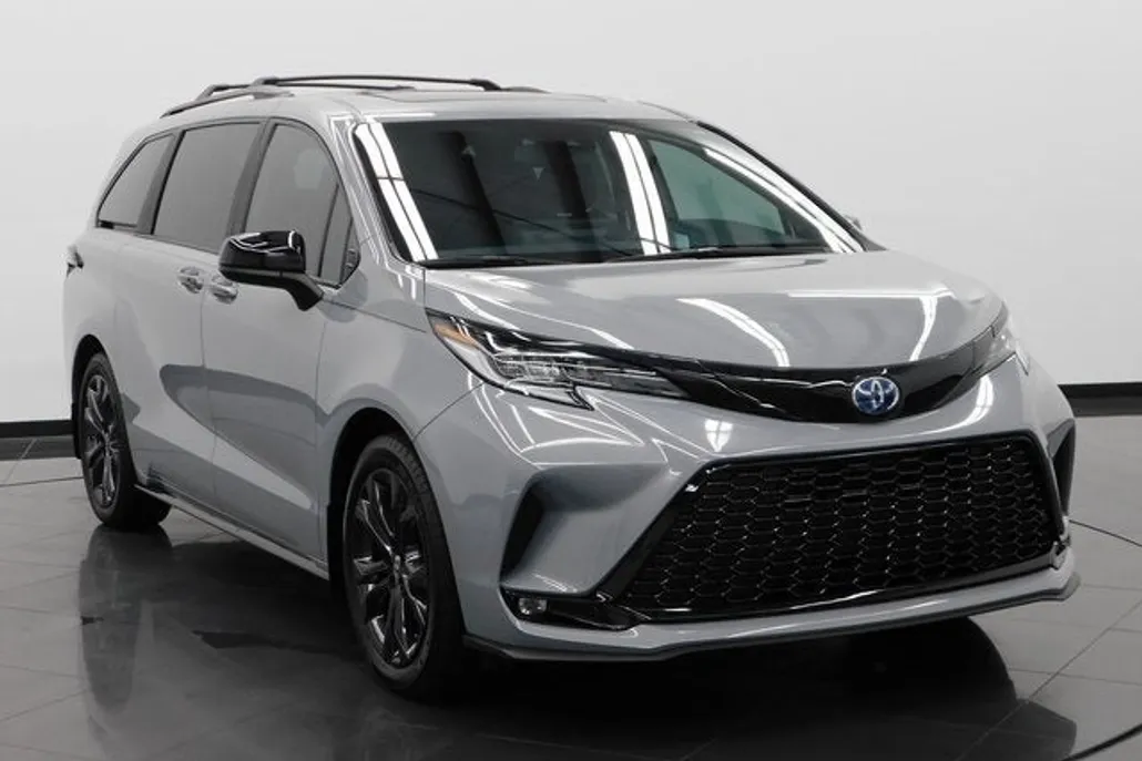 2025 Toyota Sienna XSE photo 1