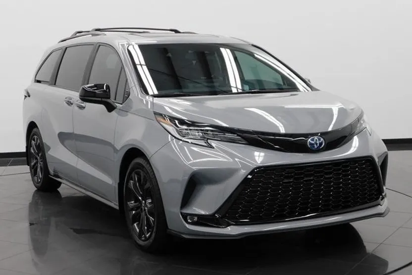 2025 Toyota Sienna XSE photo 1