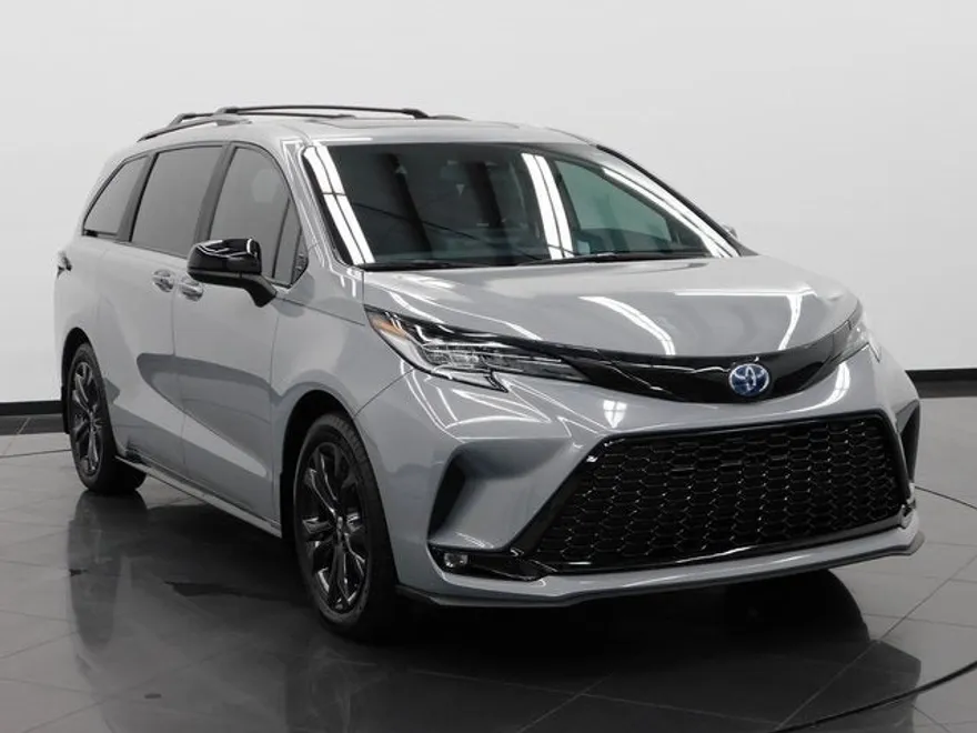 2025 Toyota Sienna XSE photo 1