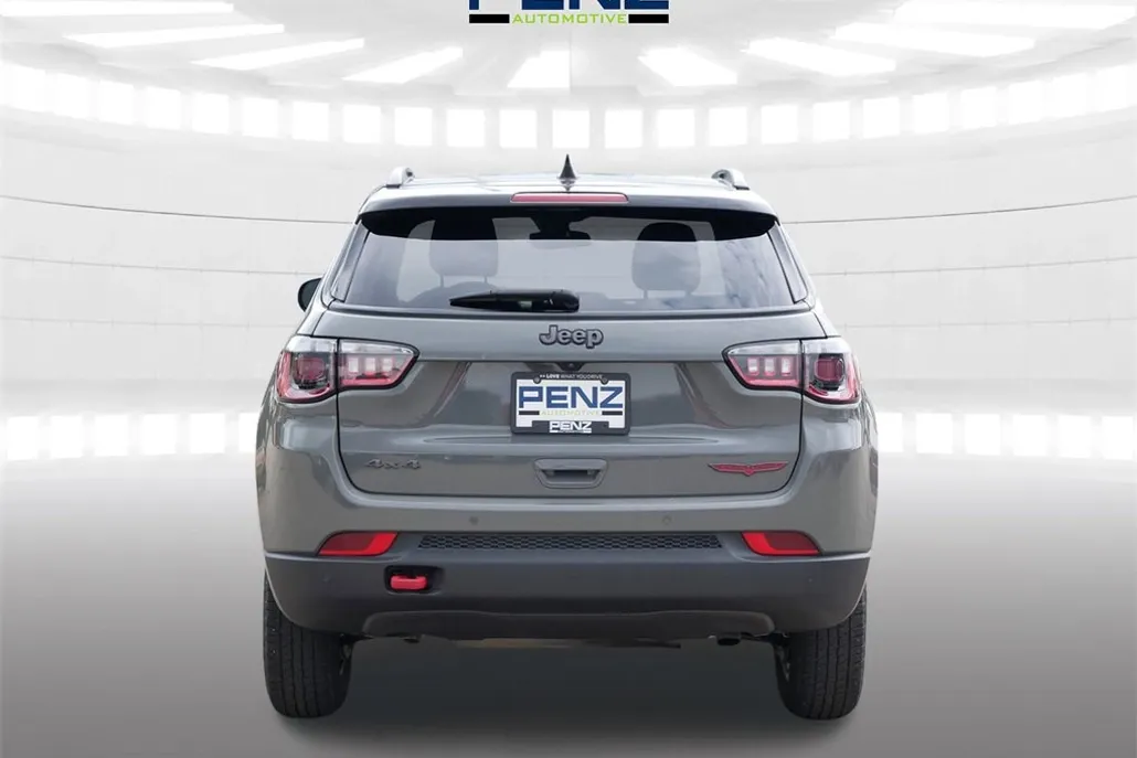 2023 Jeep Compass Trailhawk photo 1