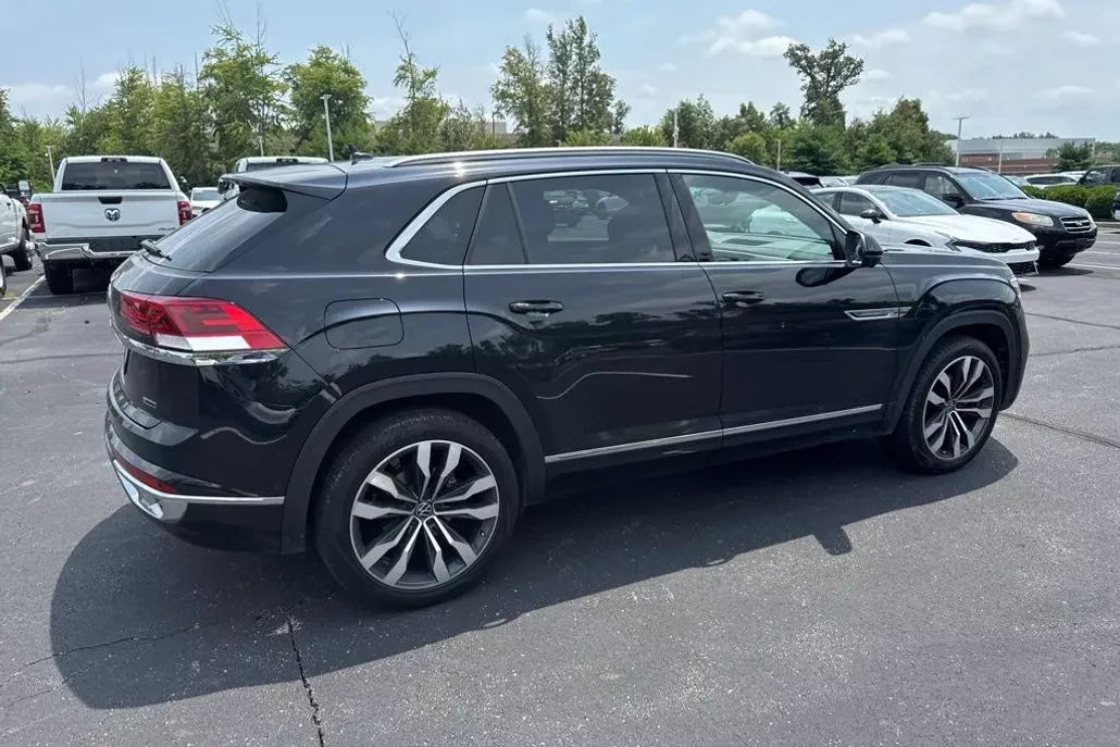 2022 Volkswagen Atlas Cross Sport V6 SEL Premium R-Line photo 1