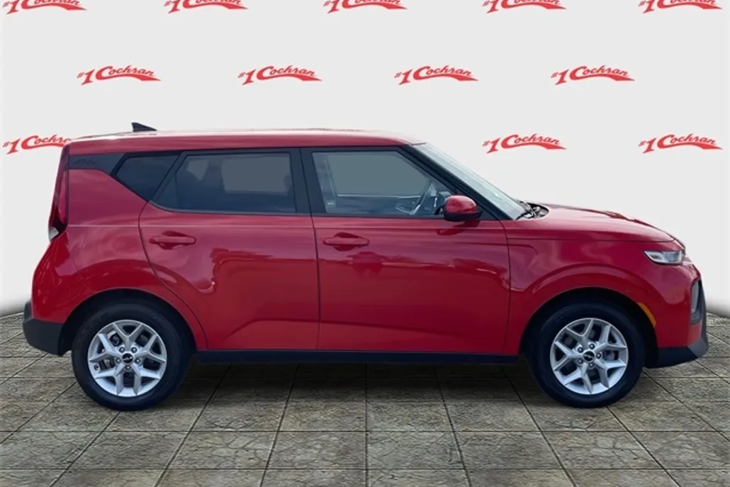 2022 Kia Soul LX photo 1