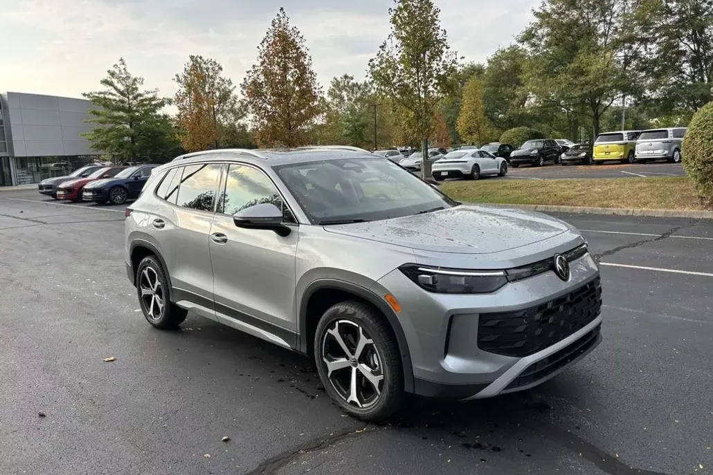 2025 Volkswagen Tiguan SE photo 1