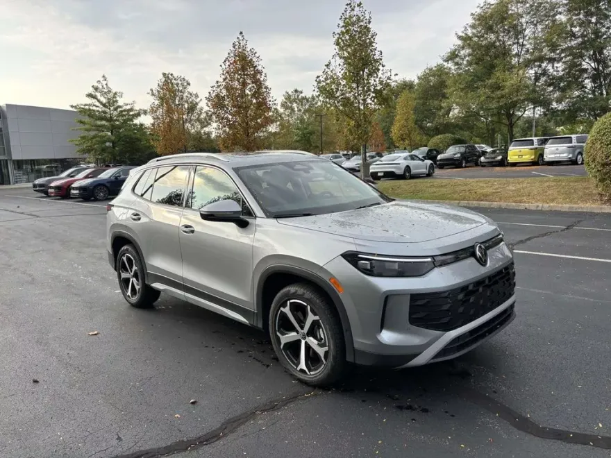 2025 Volkswagen Tiguan SE photo 1