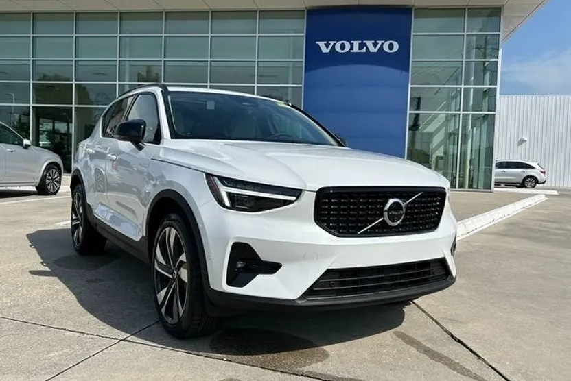 2025 Volvo XC40 photo 1
