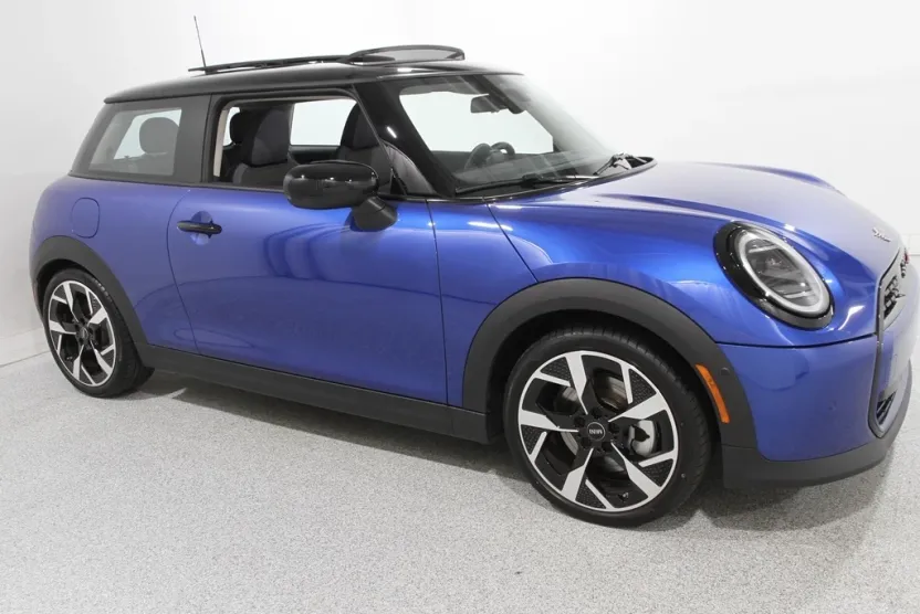 2025 Mini Cooper 2 Door Hardtop Signature photo 1