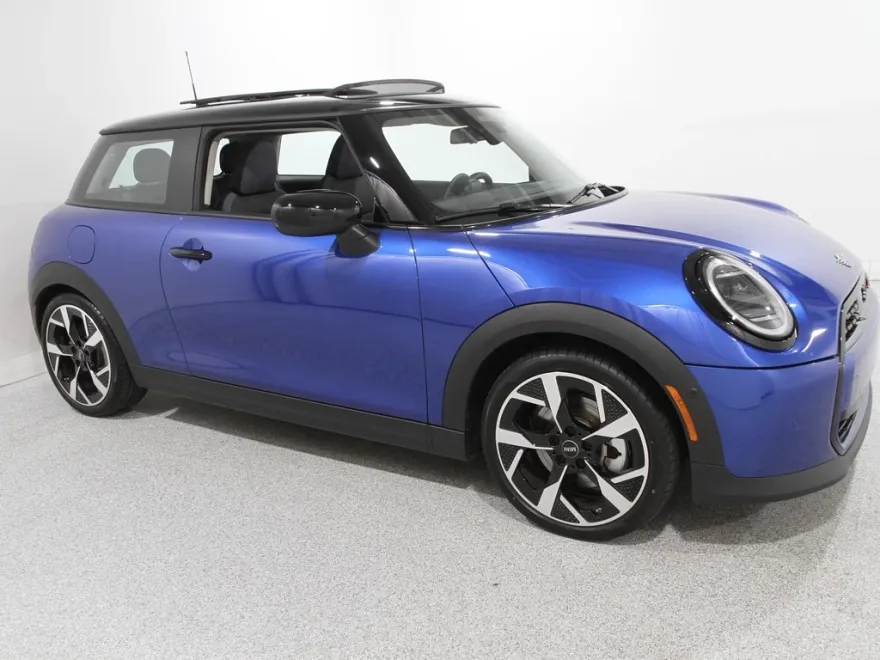 2025 Mini Cooper 2 Door Hardtop Signature photo 1