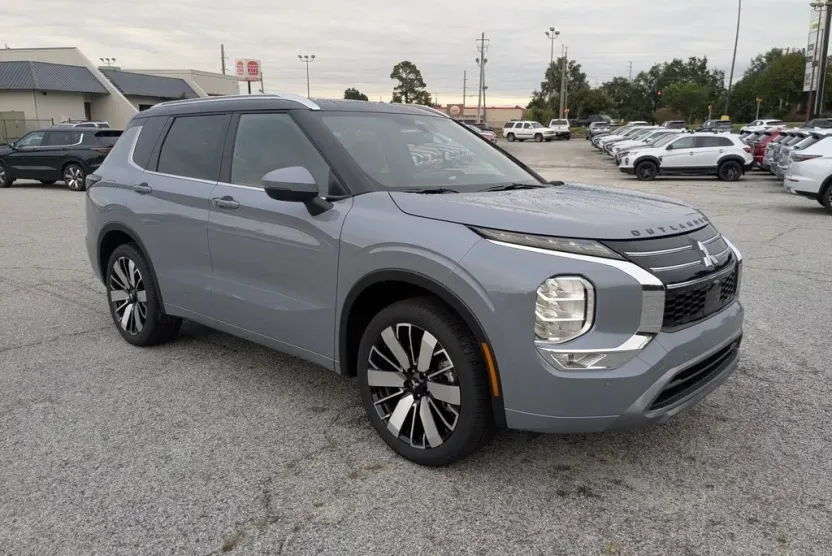 2025 Mitsubishi Outlander SEL photo 1