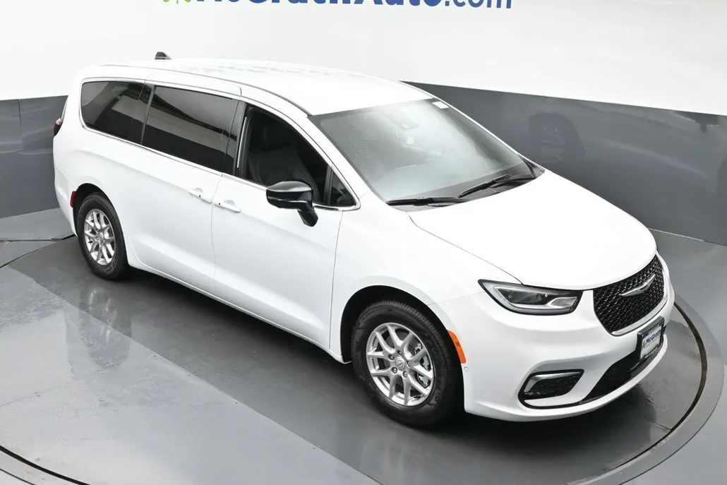 2026 Chrysler Pacifica photo 1
