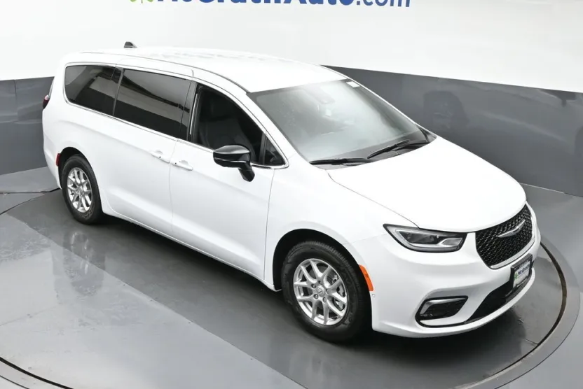 2026 Chrysler Pacifica photo 1
