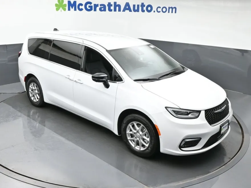2026 Chrysler Pacifica photo 1