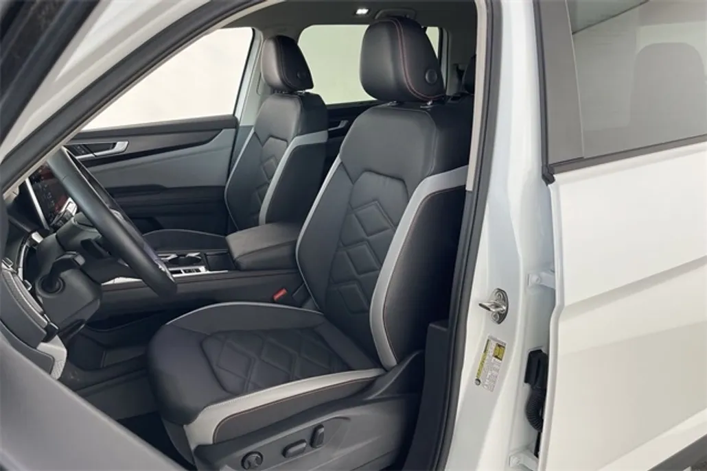 2025 Volkswagen Atlas Peak Edition SE photo 1