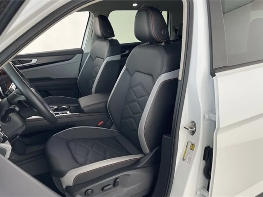 2025 Volkswagen Atlas Peak Edition SE photo 1