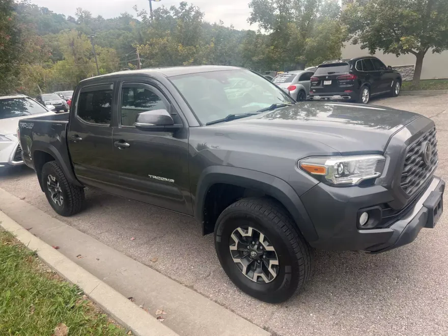 2022 Toyota Tacoma TRD Off-Road photo 1