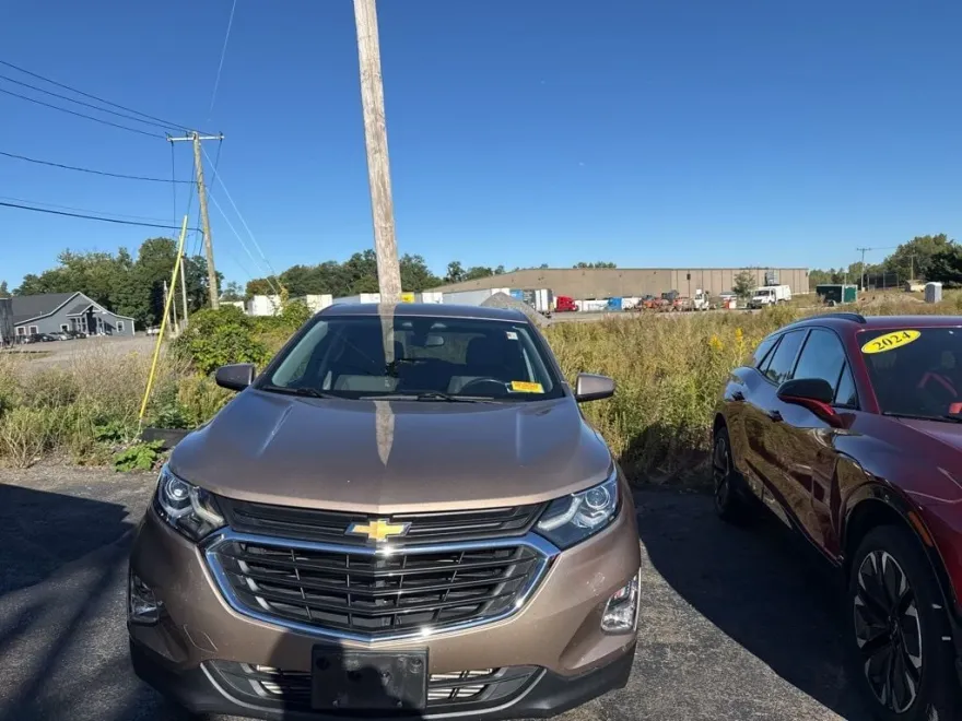 2018 Chevrolet Equinox LT photo 2