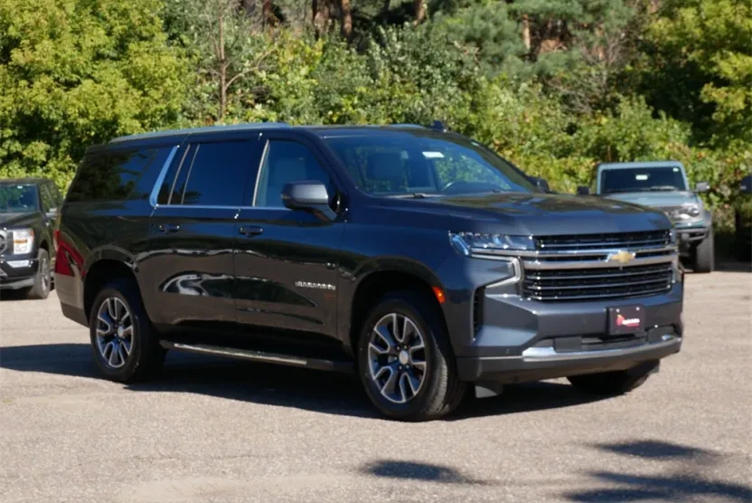 2022 Chevrolet Suburban LT photo 1