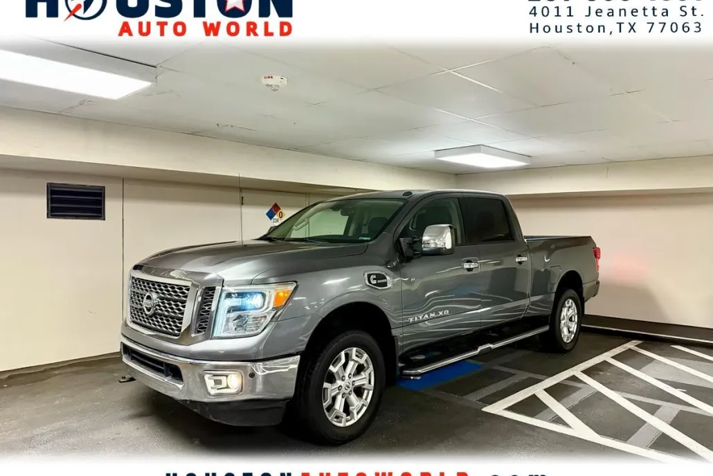2017 Nissan Titan SV photo 1