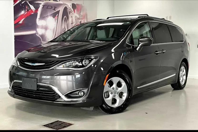 2018 Chrysler Pacifica Hybrid Touring L photo 1