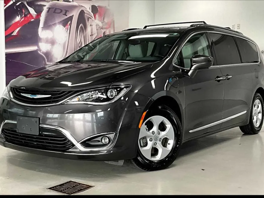 2018 Chrysler Pacifica Hybrid Touring L photo 1