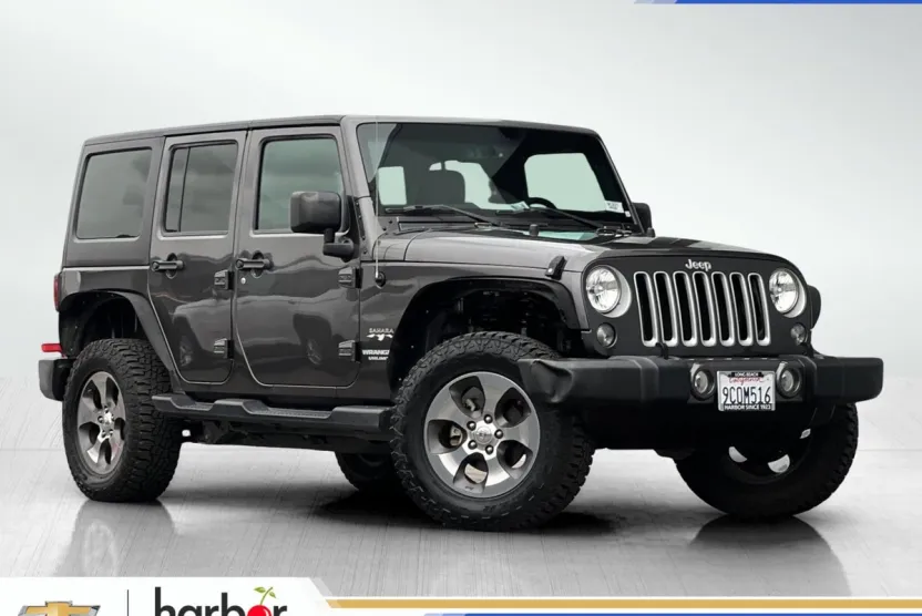 2016 Jeep Wrangler Unlimited Sahara photo 1