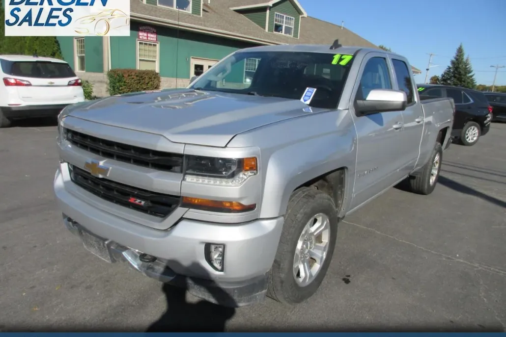 2017 Chevrolet Silverado LT photo 1