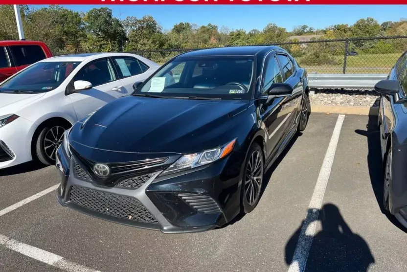 2018 Toyota Camry SE photo 1