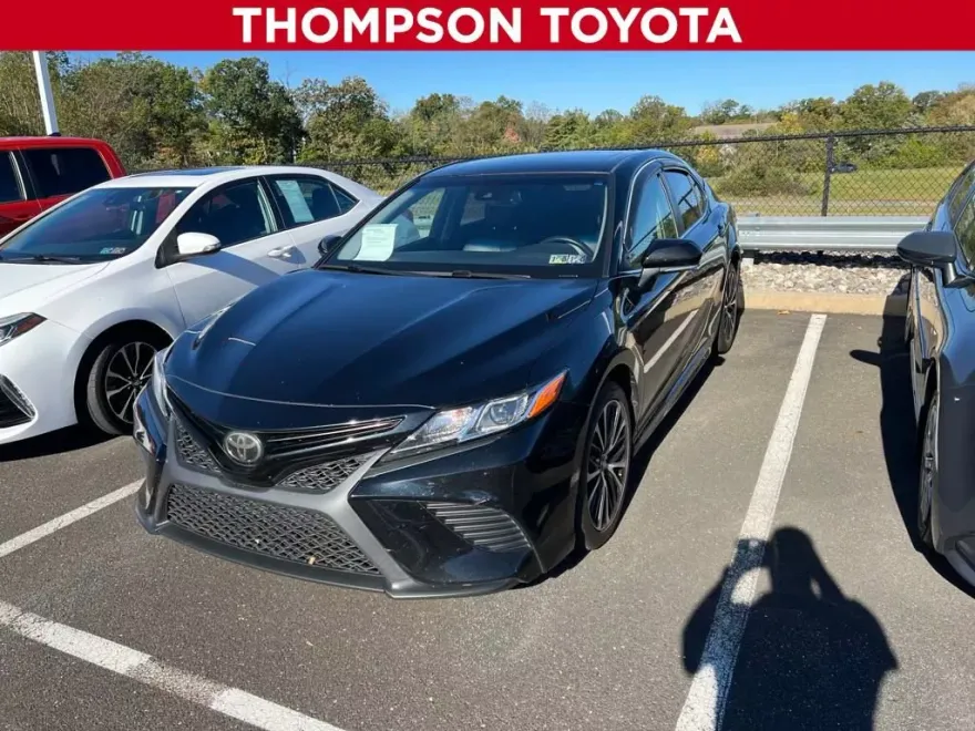 2018 Toyota Camry SE photo 1