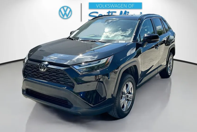 2023 Toyota RAV4 XLE photo 1