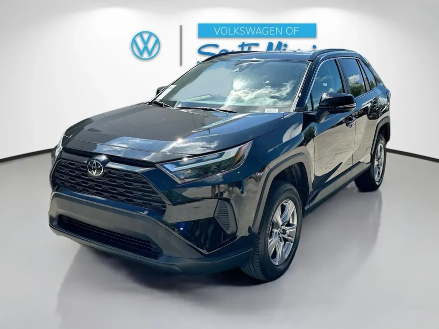 2023 Toyota RAV4 XLE photo 1