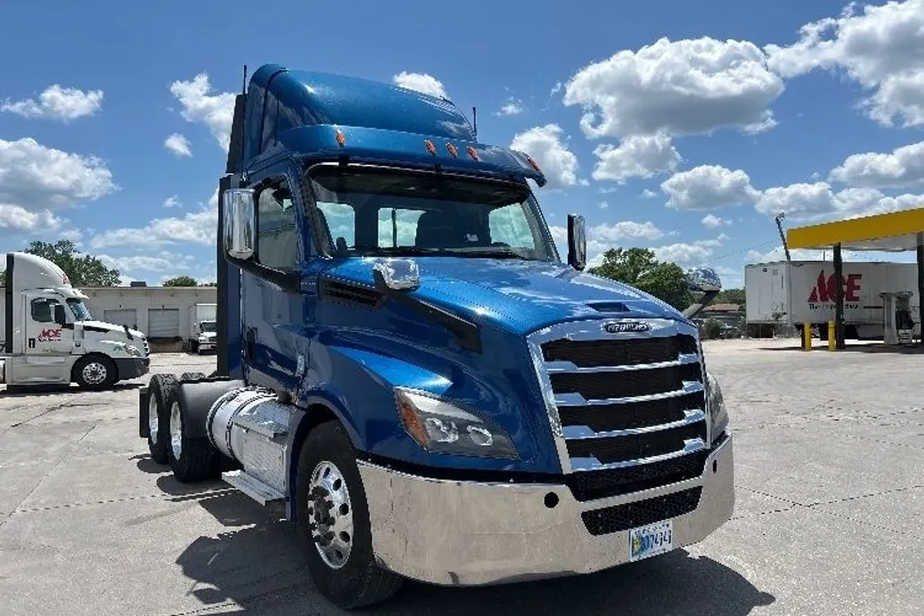 2020 Freightliner Cascadia 126" Day cab photo 1