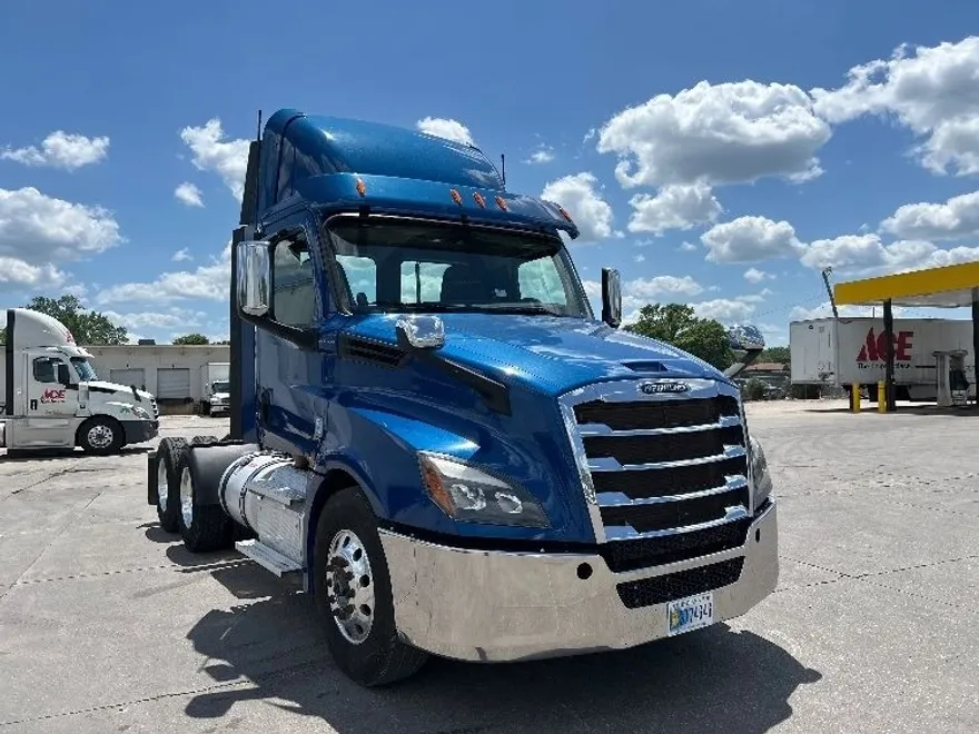 2020 Freightliner Cascadia 126" Day cab photo 1