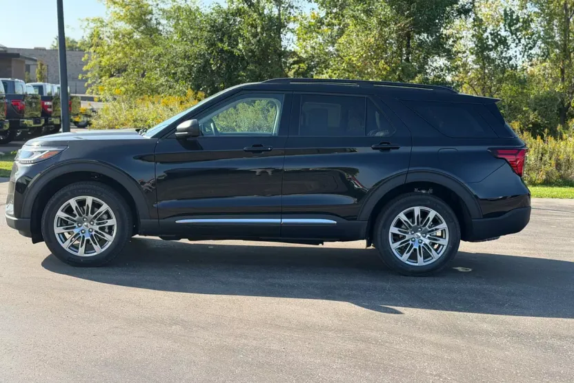 2025 Ford Explorer photo 1