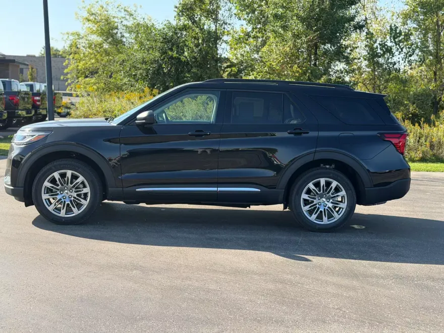2025 Ford Explorer photo 1