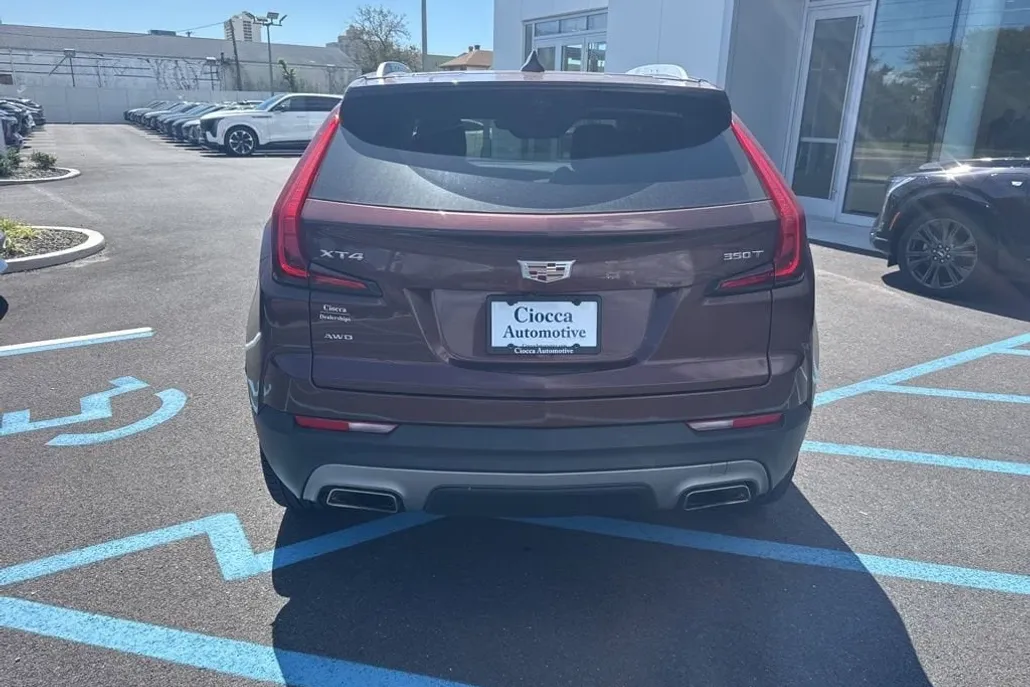 2022 Cadillac XT4 Premium Luxury photo 1