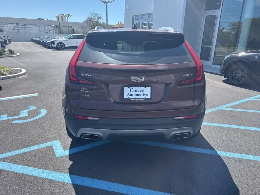 2022 Cadillac XT4 Premium Luxury photo 1