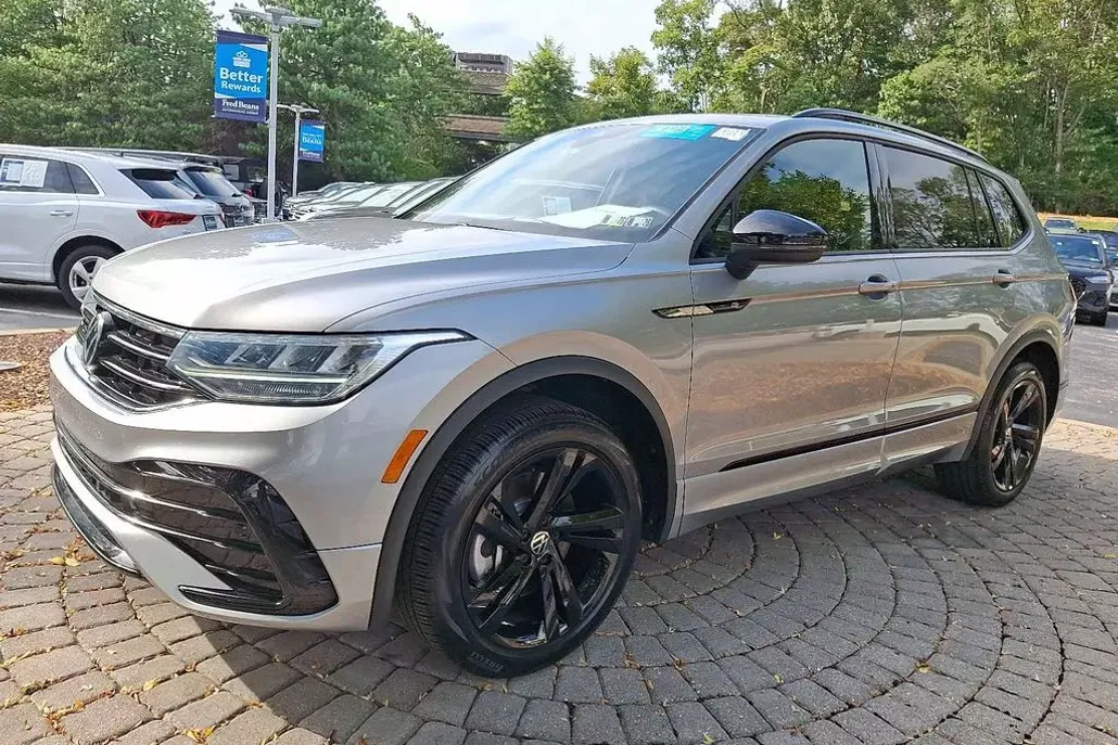2023 Volkswagen Tiguan SE R-Line Black photo 1