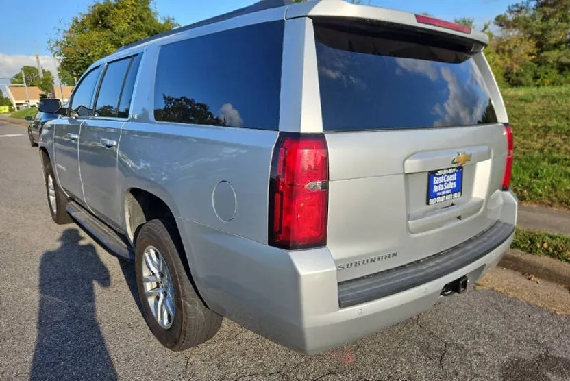 2019 Chevrolet Suburban LT photo 1