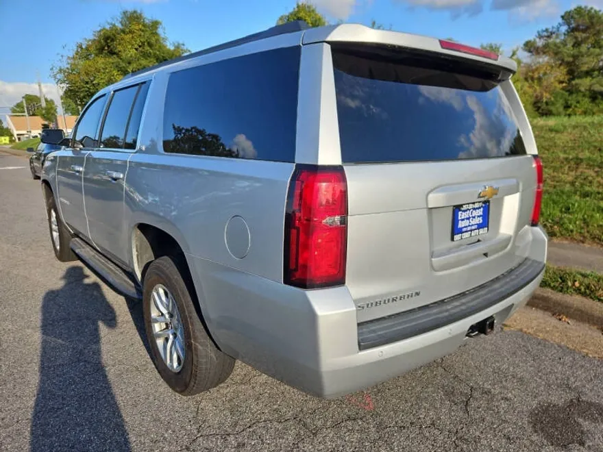 2019 Chevrolet Suburban LT photo 1