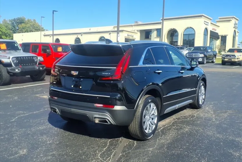 2023 Cadillac XT4 Premium Luxury photo 1