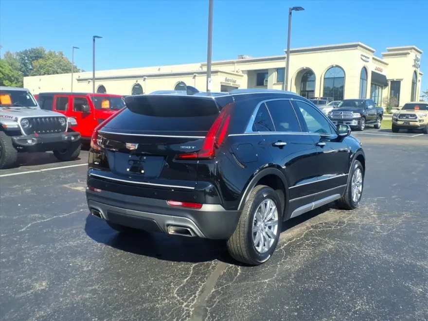 2023 Cadillac XT4 Premium Luxury photo 1