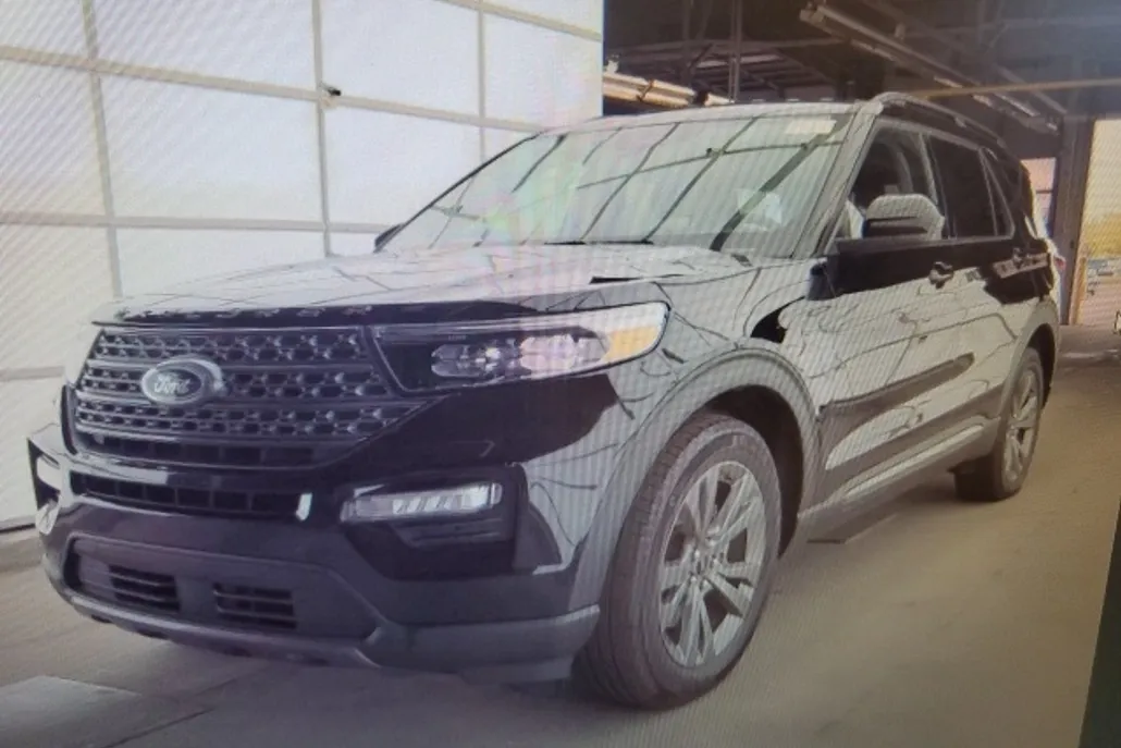 2023 Ford Explorer XLT photo 1