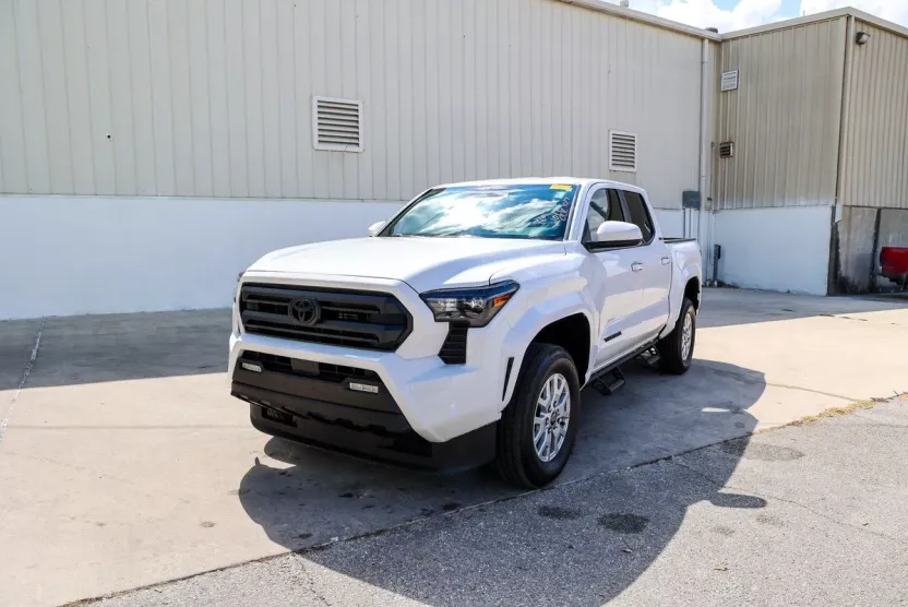 2025 Toyota Tacoma SR5 photo 1