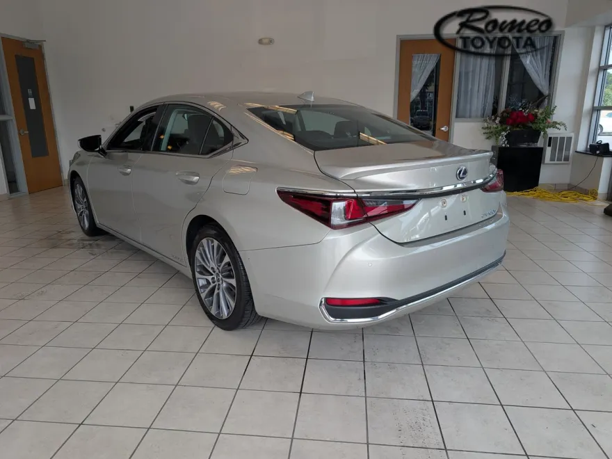 2021 Lexus ES 300h photo 1