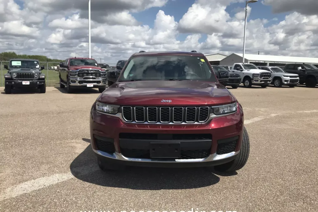 2023 Jeep Grand Cherokee Laredo photo 1