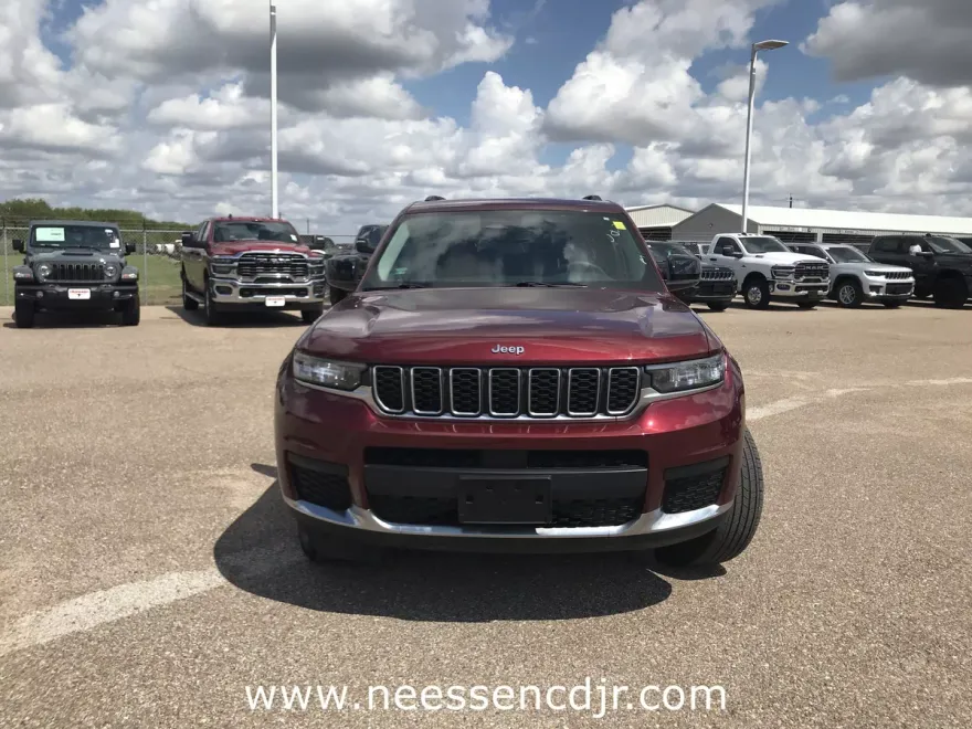 2023 Jeep Grand Cherokee Laredo photo 1