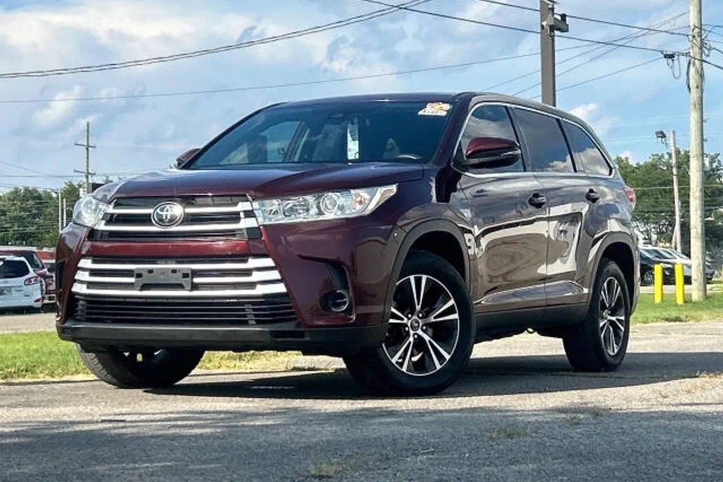2019 Toyota Highlander LE photo 1