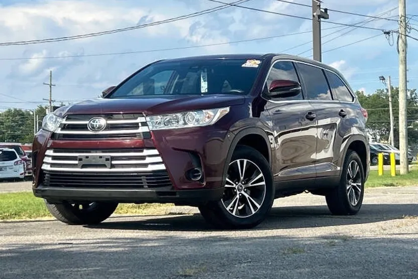 2019 Toyota Highlander LE photo 1