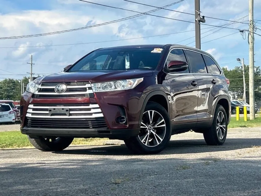 2019 Toyota Highlander LE photo 1