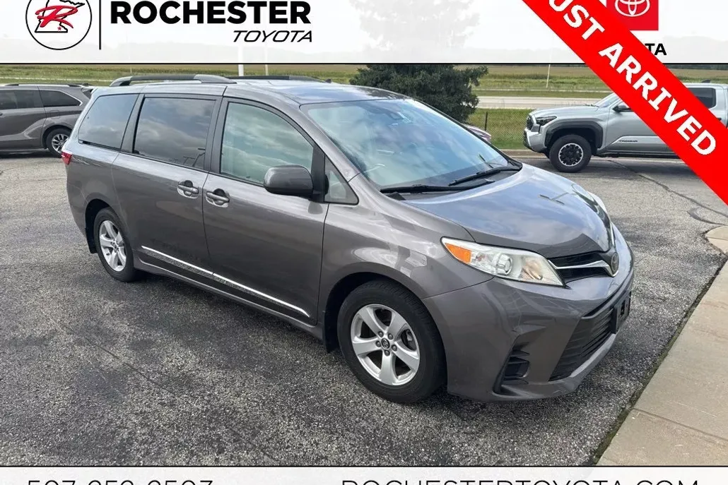 2019 Toyota Sienna LE photo 1