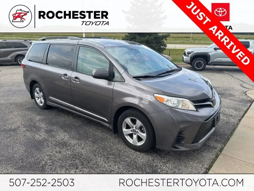 2019 Toyota Sienna LE photo 1